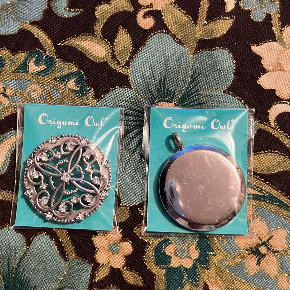 Origami Owl Sentiments LARGE Silver Lace Living Locket Crystals w/Base